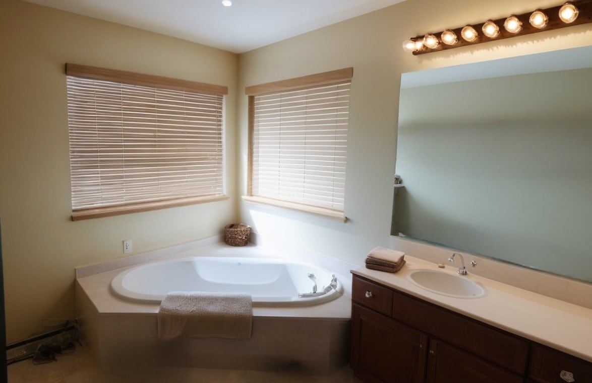 Master bathroom in Wildwood, MO before remodeling by Thompson Price